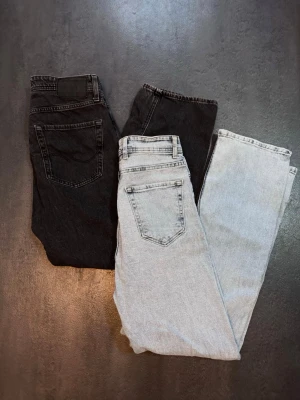 Black & Blue Straight Leg Jeans Set - Svarta & blåa raka jeans, storlek 29