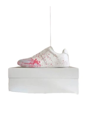 Masion margiela paint splatter - Unika vita sneakers från Masion Martin Margiela med rosa färgstänk över hela skon. Klassisk siluett med rund tå och platt sula. Intressekoll!!! Perfekt för dig som vill sticka ut med en kreativ och modern look. Storlek 44🤩 Allt og ingår‼️