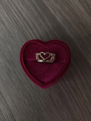 Guldfärgad ring med hjärtdesign - Hjärtdesign ring i storlek 17,7mm, guldfärgad.