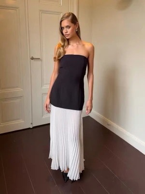 Klänning - Super fin klänning ifrån Gina Tricot i storlek 34/xs (skulle säga att den passar mer som en S) använd endast en gång men säljer då den är för stor. Som ny🌸 