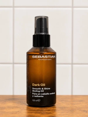Sebastian Dark Oil Stylingolja 100 ml - Sebastian Professional Dark Oil är en stylingolja som ger håret en silkeslen känsla och glans. Kommer i en brun plastflaska med svart pump och rymmer 100 ml. Perfekt för att tämja friss och ge håret en mjuk finish.