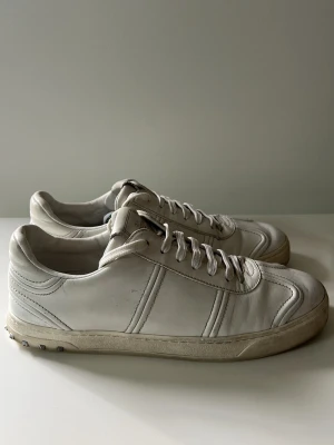 Valentino Flycrews Vita - Valentino Flycrews i vit färg, ganska bra skick. Skorna är lite smutsiga (kan enkelt rengöras) och har få creases. Enda defekterna är då en nit saknas och limmet börjar bli svag (syns inte alls). Kontakta gärna vid intresse🙌