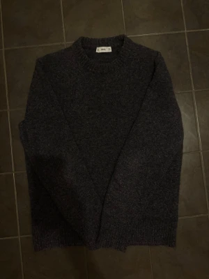Stickad Tröja - Bekväm och stilren tröja ifrån Mango med lite schysstare material - Storlek: S (passar nog dig runt 175cm) - Skick: 8/10 - Nypris: 999kr - Mitt pris: 479kr - DM vid frågor och funderingar!