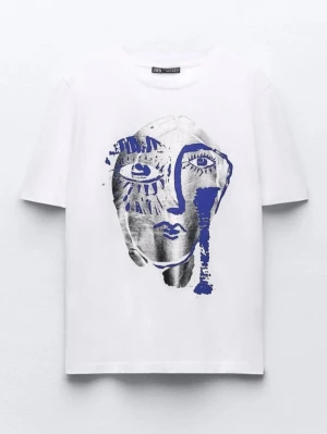 Zara t-skjorta - Vit t-shirt från Zara med ett stort konstnärligt ansiktstryck i svart och blått på framsidan. Klassisk passform och rund halsringning. Perfekt för dig som gillar unika prints och vill sticka ut lite extra. Storlek L, men jag som använder XS tycker den passar bra ( lite oversized liksom) men bra ändå, skulle säga att storleken är närmare S-M i min åsikt! Finns små int så synliga fläckar som syns på bilderna ( fläckarna syns inte i varje belysning). Fråga för mer bilder vid behov.