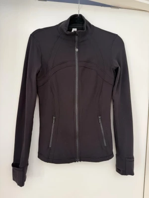 Lululemon define jacket  - Svart Lulu Lemon define jacket, jätte snygg i storleken 6 skulle säga det är som en 36 