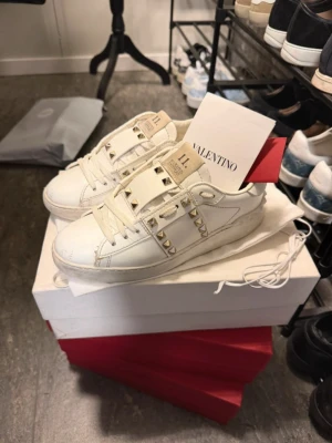 Valentino skor  - Vita sneakers från valentino som är i nytt skick dom är jätte fina som helt nya. Dom är i storlek 36,5 men eftersom valentinos skor är större i storleken så skulle jag säga att dom passa 37-37,5-38 ungefär. Köpta i Italien för ungefär 600 euro vilket motsvarar 6000kr. Box, kvitto och några små lappar medföljer. Priset går att diskuteras