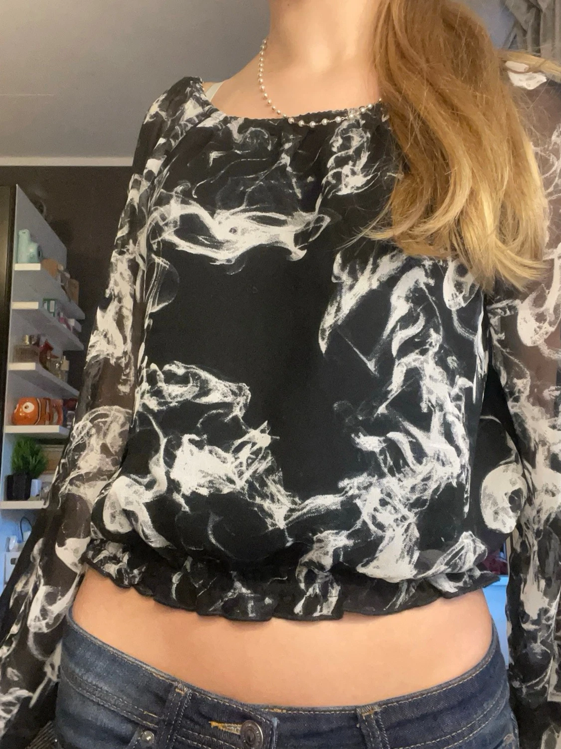 Svart meshblus med vit marmor mönster