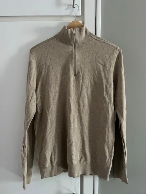 Quarter zip - Quarter zip från Selected Homme, strl S/P. Fint skick förutom två små hål i armhåla, se bilder.