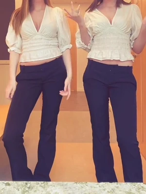Svarta bootcut kostymbyxor Bik Bok - Säljer dessa populära kostymbyxorna ifrån bikbok!