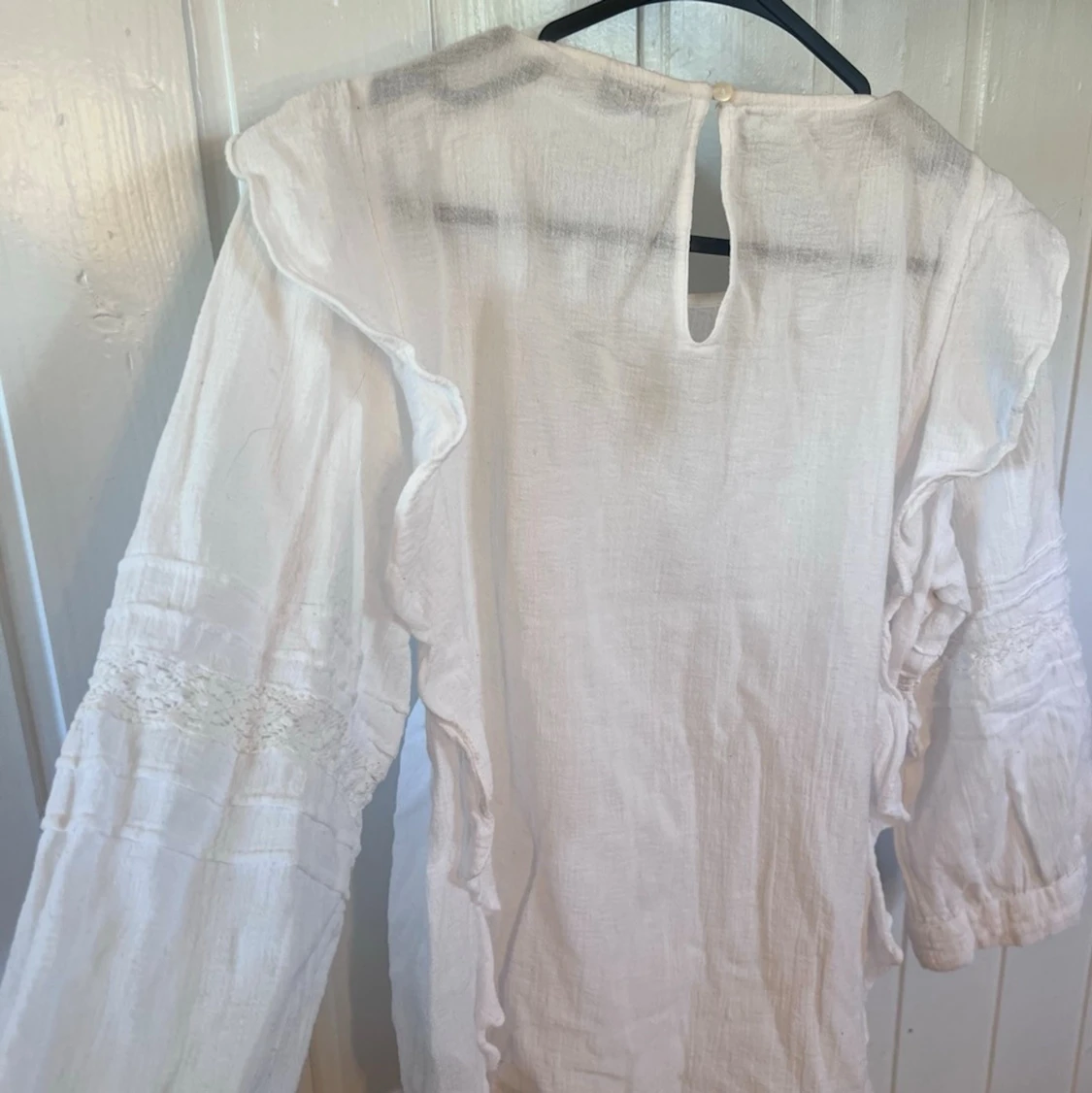Vit blus med volanger och spetsdetaljer - 4