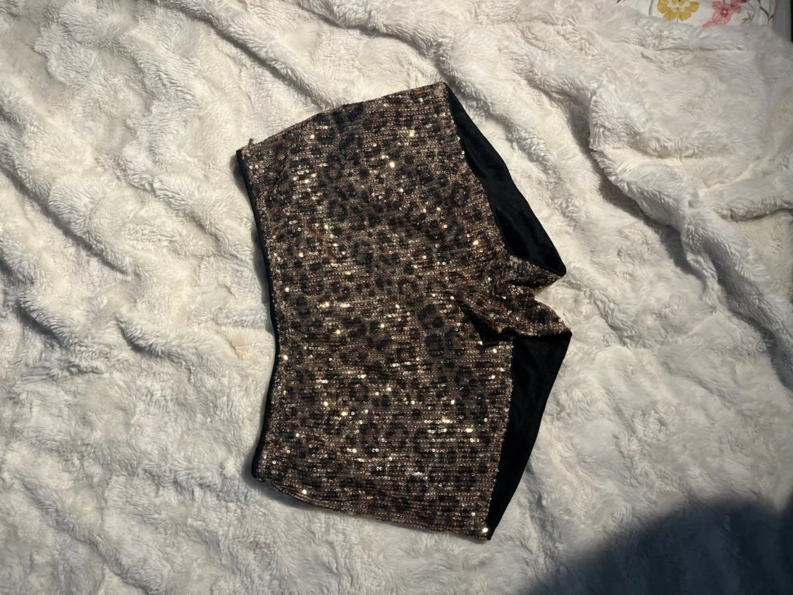 Glittriga leopardmönstrade shorts