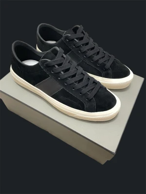 Tom Ford Sneakers Black Suede, Strl 41, Nyskick -  Säljer ett par exklusiva Tom Ford sneakers i svart mocka med svarta läderdetaljer och vit gummisula.  Skorna är i storlek 41 och i mycket fint skick. En tidlös modell som passar lika bra till jeans som till mer uppklädda outfits. Tillverkade med Tom Fords höga kvalitet och känsla för detaljer.  Originalkartong ingår.  • Märke: Tom Ford • Storlek: 41 • Färg: Svart • Material: Mocka och läder • Originalkartong ingår  Skickas eller hämtas enligt överenskommelse. Finns kvar så länge ann