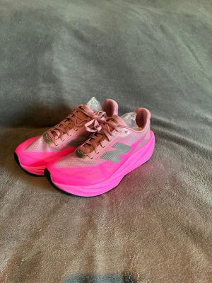 New Balance Fuelcell  - Skor från New Balnce | Storlek: 40 | Färg:Rosa/brun | Helt nya | Nypris: 1900kr | Slriv vid frågor |