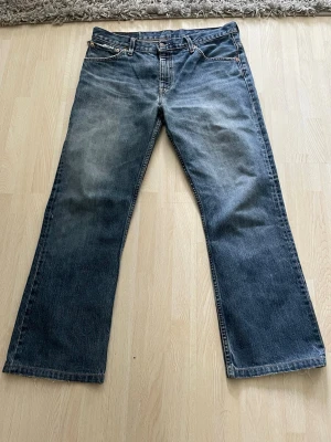 Levis 507 bootcut  - Jag säljer ett par Levis 507 bootcut, de är väldigt snygga med en mild bootcut, storleken är w33 l34.