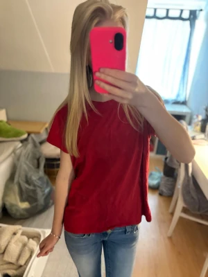 Röd tröja - Säljer en simpel röd tröja.  Den är mjuk och passar till det mesta!  Skriv till mig om frågor. (Priset går alltid att diskutera)