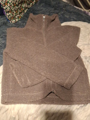 Beige teddyjacka med dragkedja - Hade använts bara 2 eller 3 gånger typ!!! Säljer eftersom inte riktigt min stil. Köpt för 300 kr... Bruv