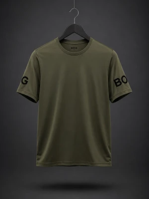 Olivgrön t-shirt från BOSS - Snygg olivgrön t-shirt från BOSS med svart logga på båda ärmarna. Klassisk rund halsringning och normal passform. Perfekt till jeans eller shorts för en clean och stilren look.