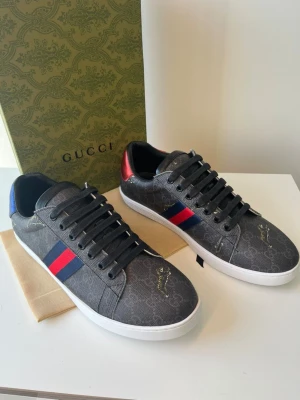 Gucci ace tiger skor  - Skorna är helt nya och kommer med box och dustbag. Storlek 42. Fler storlekar i profilen. Snabba affärer kommer att prioriteras! 