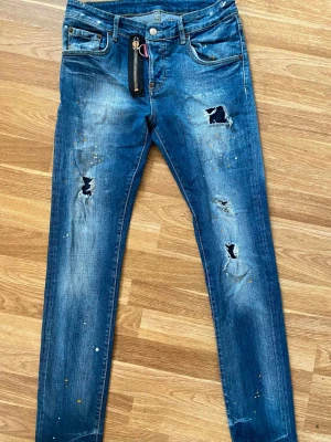 Dsquared2 jeans - Snygga dsquared2 jeans blå med dragkedja vid kylfen är ett S sitter som Ett S/XS för mer frågor kom privat 