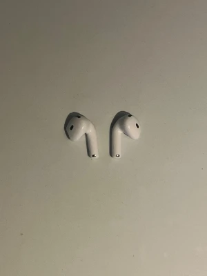 Vita trådlösa hörlurar – 2 par - Säljer två par vita trådlösa hörlurar med laddningsfodral.  Bra ljudkvalitet, ca 3–4 timmars batteritid per laddning, USB-C-laddning (kabel ingår ej).  Originalask finns med om du vill ha den – bara att säga till.  Pris: 420 kr  Hämtas i Torslanda – Swish eller kontant vid överlämning.
