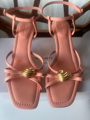 Nya fina sandaletter i skinn från & Other Stories - Nya och mycket fina sandaletter i skinn i mycket snygg ljuskoral / ljusorange färgnyans från & Other Stories. Bekväm 5 cm klack. Perfekta för att komplettera en somrig outfit. Inköpspris 1090 kr  Jag säljer fler fina plagg, skor, accessoarer och parfymer. Så se mina övriga annonser. Jag samfraktar förstås .