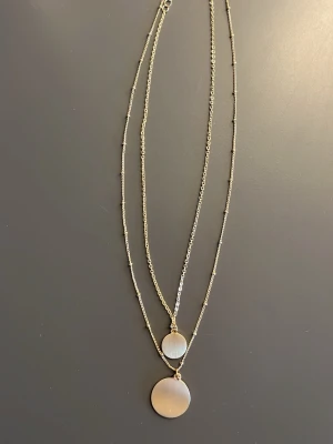 2 snygga halsband från kappahl  - 2 snygga halsband som blir som ett set, väsldigt snygga! De har inte anvädndts mycket alls och är i väldigt bra skick! De har inte en enda rost på sig!