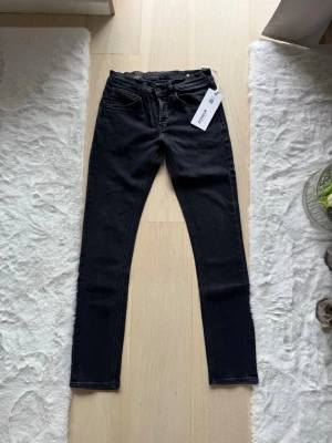 Dondup jeans - Säljer dessa as fräcka dondup jeans i nyskick! Storlek: 31! Modellen heter George & jeansen är köpta på United Fashion! Nypris: 4200kr    Mått: midja 74 cm, innerbenslängd 76 cm, ytterben 102 cm, lårvidd 23 cm, grenhöjd 24 cm och benöppning 16 cm.  Hör gärna av dig vid frågor!
