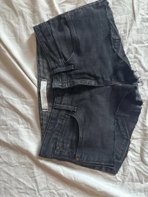 Lågmidjade Svarta jeansshorts wrangler - Jätte snygga lågmidjade jeanshorts från wrangler i storlek XS💞
