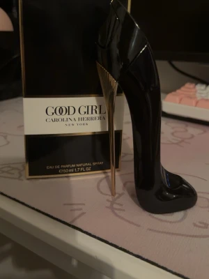 Carolina Herrera Good Girl 50ML - Säljer min Carolina Herrera Good girl perfym då den inte kom till användning. Den är i princip helt ny, har bara sprejat 1-2 gånger för att känna doften! Nypris ca 1000kr. Skriv för fler bilder :)