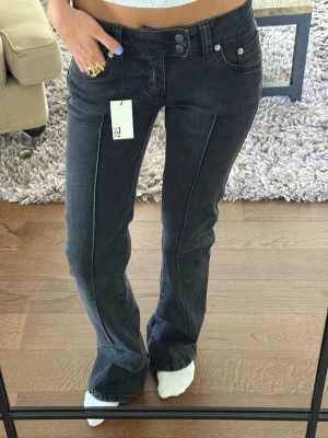Svarta bootcut jeans med pressveck - Snygga svarta jeans med bootcut passform och markerade pressveck framtill. Helt oanvända med prislappen kvar💕
