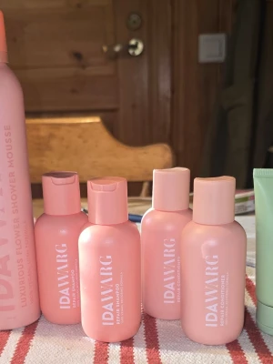 IDAWARG duschmousse & hårvård kit - Säljer ett kit från IDAWARG, Duschmousse ( 200 ml)  2 st repair shampo(100 ) 2 st repair balsam(100 ml) Handkräm (50 ml)