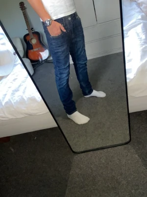 Levis jeans - Dom hör jeansen har inga defekter alls. Har användits nu under förra vinter säsongen. Och jag säljer de för att de är försmå i midjan och de inte då går att spänna ut mer. Skriv vid intresse pris kan diskuteras!