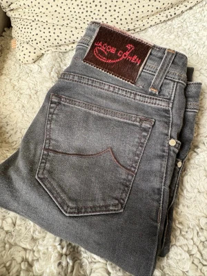 Jacob Cohen Jeans KVITTO FINNS - Säljer dessa riktigt snygga Jacob Cohen jeansen i W29. Mycket bra skick utan större defekter. Nypris: 10000kr. Ta kontakt vid minsta intresse 😊KVITTO FINNS!