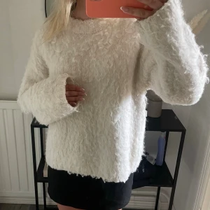 Vit fluffig stickad tröja - Mysig stickad tröja