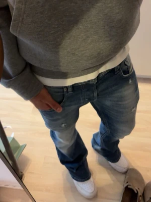 Diesel Jeans - Riktigt feta blå diesel jeans med lätt slitningar och en unik tvätt, bootcut. Jeansen är i storlek (29,30) och är i mycket bra skick.