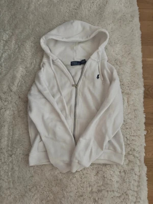 Vit hoodie från Polo Ralph Lauren - Snygg vit hoodie från Polo Ralph Lauren med dragkedja. Pris kan diskuteras