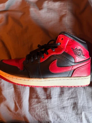 Jordan mid 1 röd - Röda jordans 1or