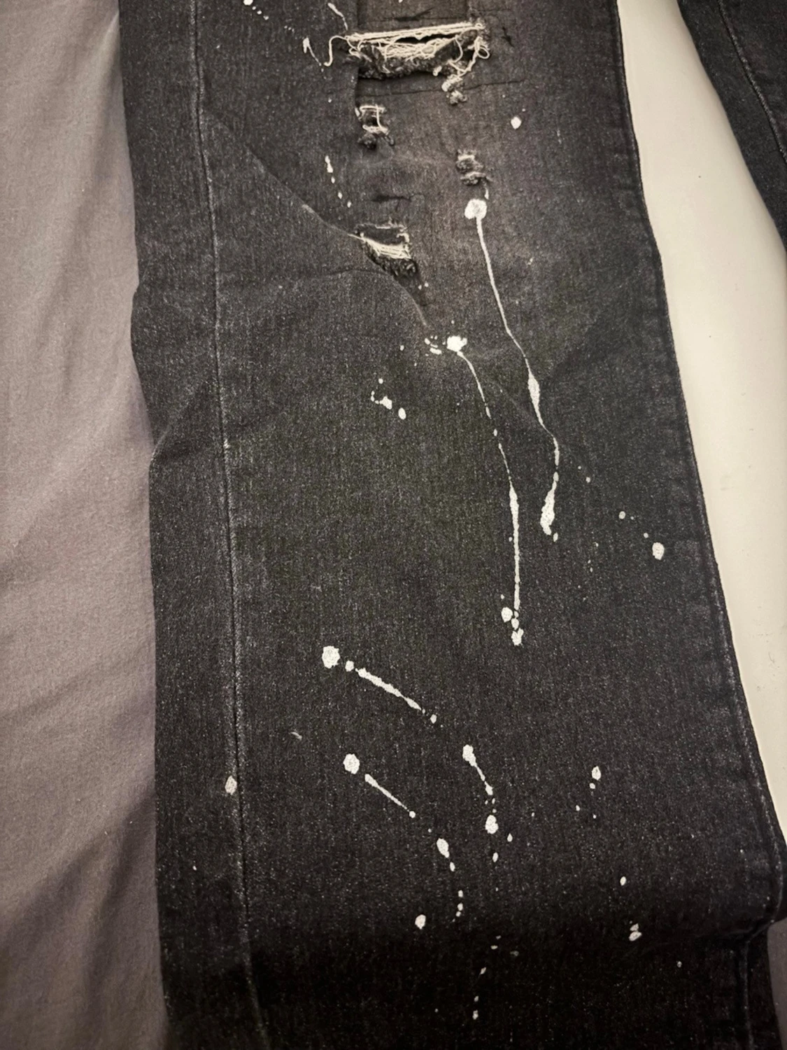 Svarta distressed jeans med färgstänk - 3