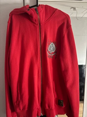 Hoodie  - Halv använd hoodie som min pappa köpte för typ 20 år sedan 🕸️
