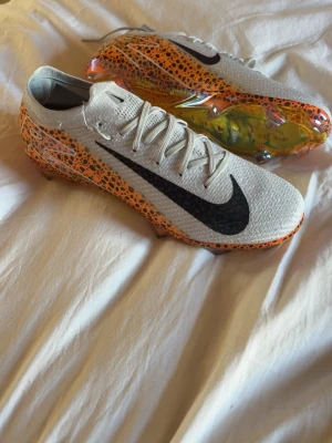 Fotbolsskor - Säljer nåra feta Vapor 16. Storlek 45, passar 44,5 också. Anledning varför ja säljer dem är för att det var 1 storlek för stora.