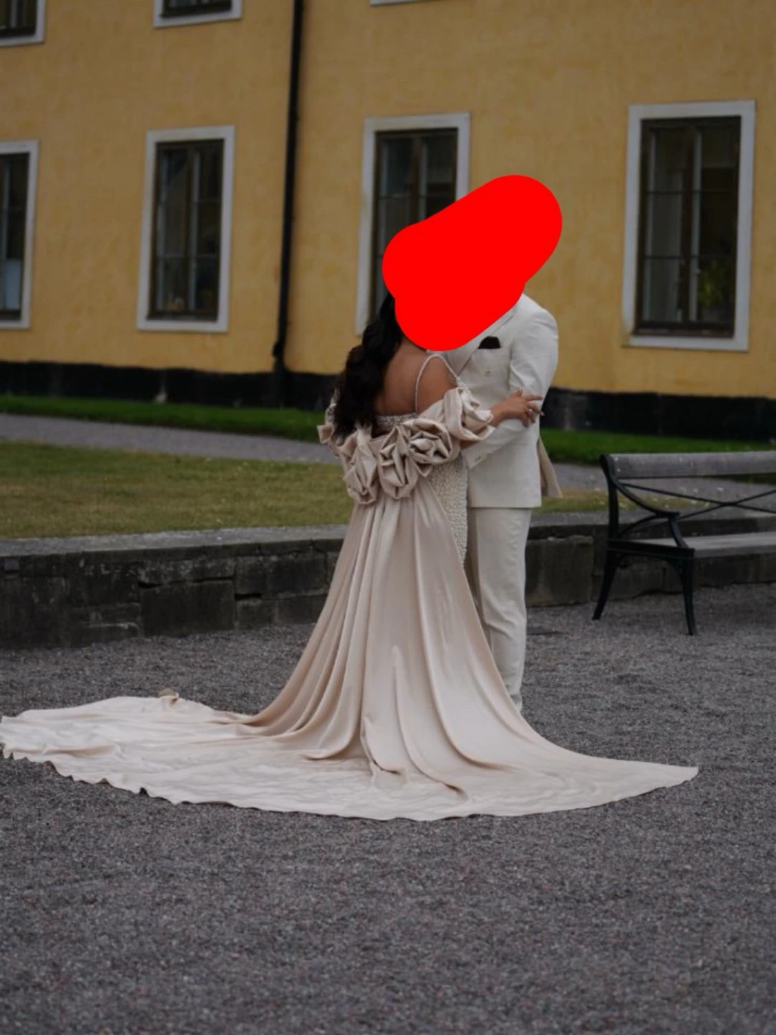 Champagnefärgad klänning med pärlor