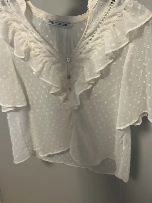 Vit blus från ZARA🌸 - Söt vit blus från ZARA. Kom gärna med pris förslag🤍Passar till fest men också vardag🥂