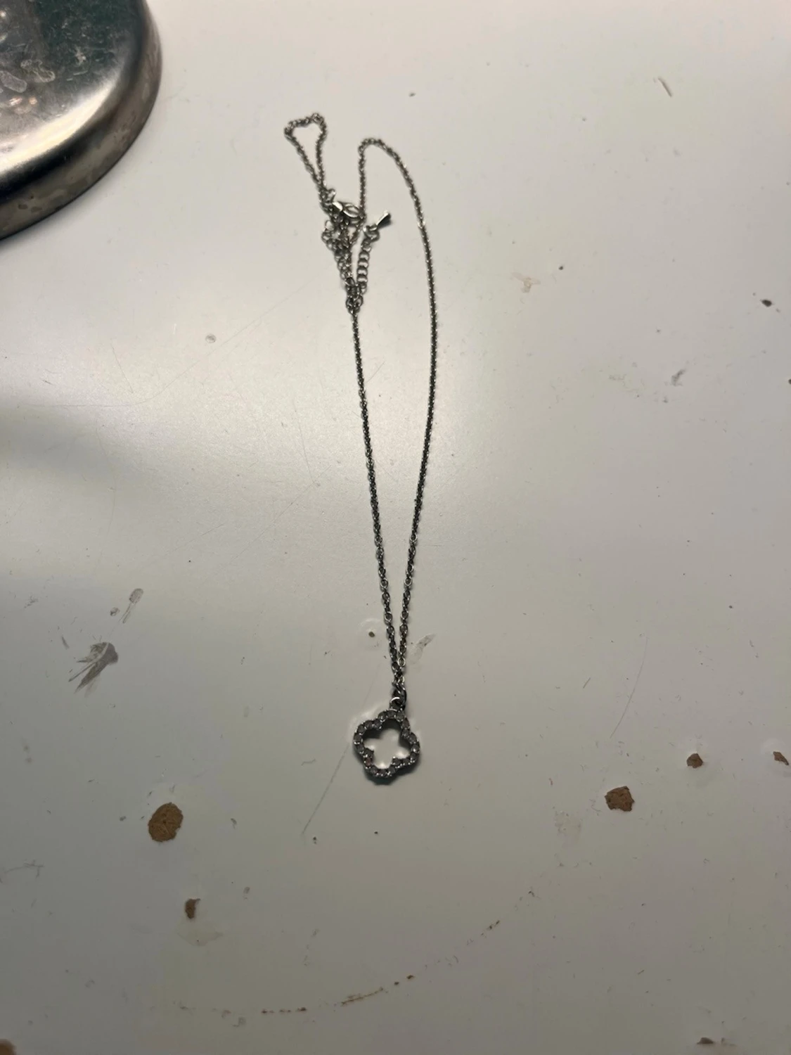 Silverfärgat halsband med blomma - 1