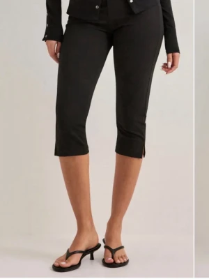 Capri byxor  - Helt nya från Nelly! Sista bilden är inspiration där jag har på mig likadana fast i en annan storlek. Nypris 299! 💕 
