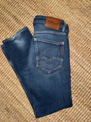 Replay jeans - Tjena, säljer nu dessa riktigt snygga Replay Rocco i Stl W27 L30. Dom har även fått en fet wash medan användning. Dom är i bra skick! Nypris 1600. Bara att skriva vid funderingar🙌pris går att diskuteras!