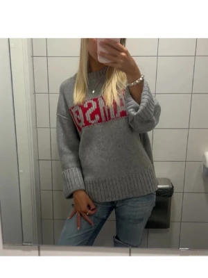 Stickad Samsøe tröja  - Jätte najs stickad tröja, passar till allt. Storlek XS men passar S/M, oversized i storleken. Sparsamt använd. Nypris var 2200