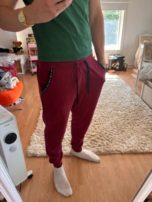 Vinröda hollister mjukisbyxor - Säljer ett par vi vinröda mjukisbyxor från hollister i superbra skick! Det finns även en hoodie på min profil som hör ihop med byxorna 