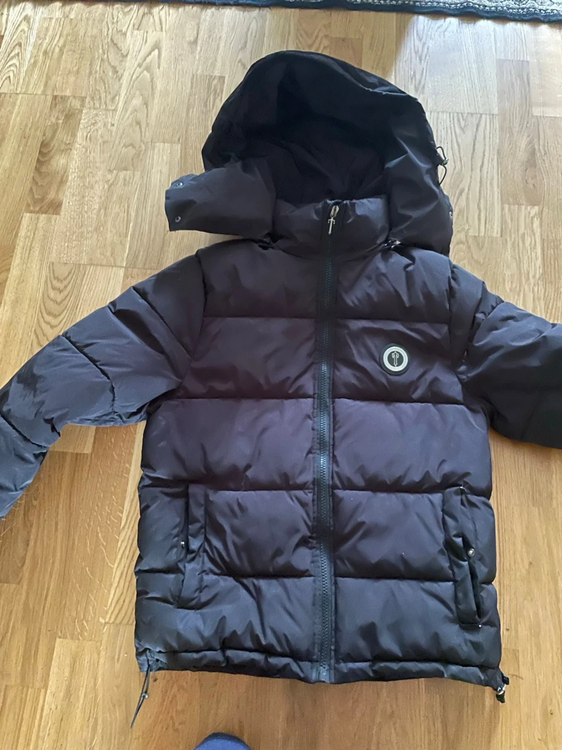 Svart dunjacka med huva från Trapstar