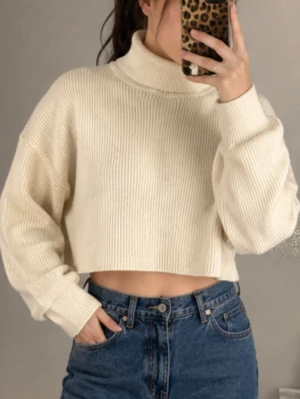 Vit cropped polotröja i stickat - Snygg stickad lite croppad polo, knappt använd 