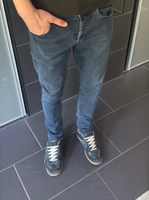Slim fit Replay jeans - Snygga mörkblå slim fit jeans från Replay i sprillans nytt skick. Modellen är 182 lång, vid frågor bara att skriva. Pris är diskuterbart!